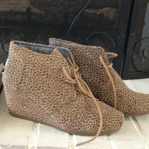 Toms 8 Leopard Wedge